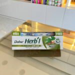 ⁦دابر هيربال معجون اسنان بالنيم + فرشة 150 جم⁩ - الصورة ⁦2⁩